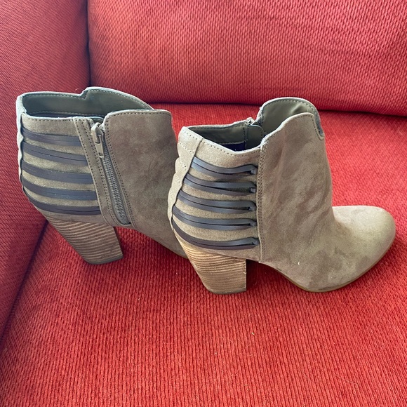 Tan heeled booties. Size 8M - Picture 3 of 4